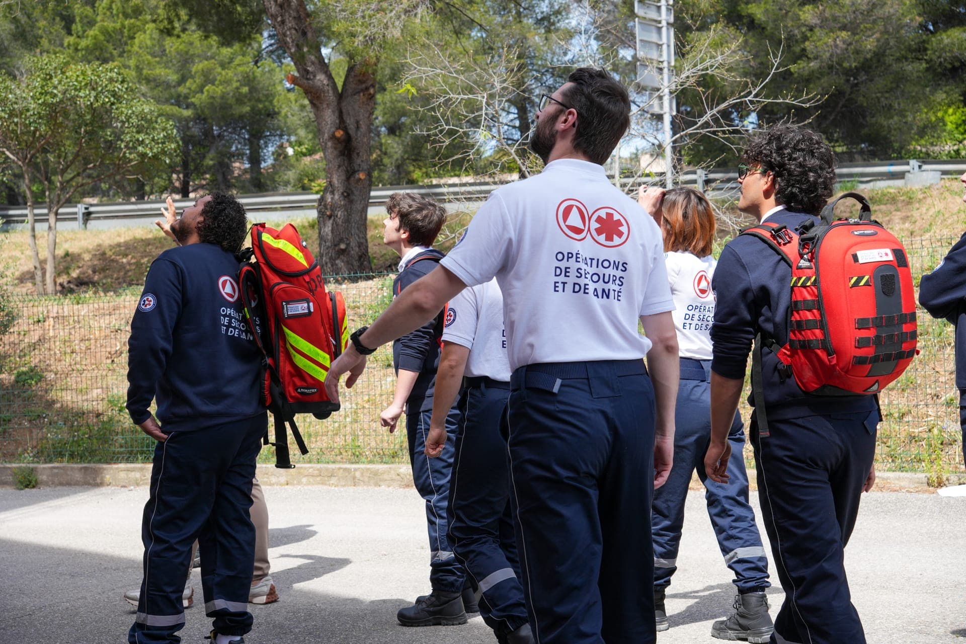 Équipiers OPSAN avec sacs d'intervention en route vers un dispositif