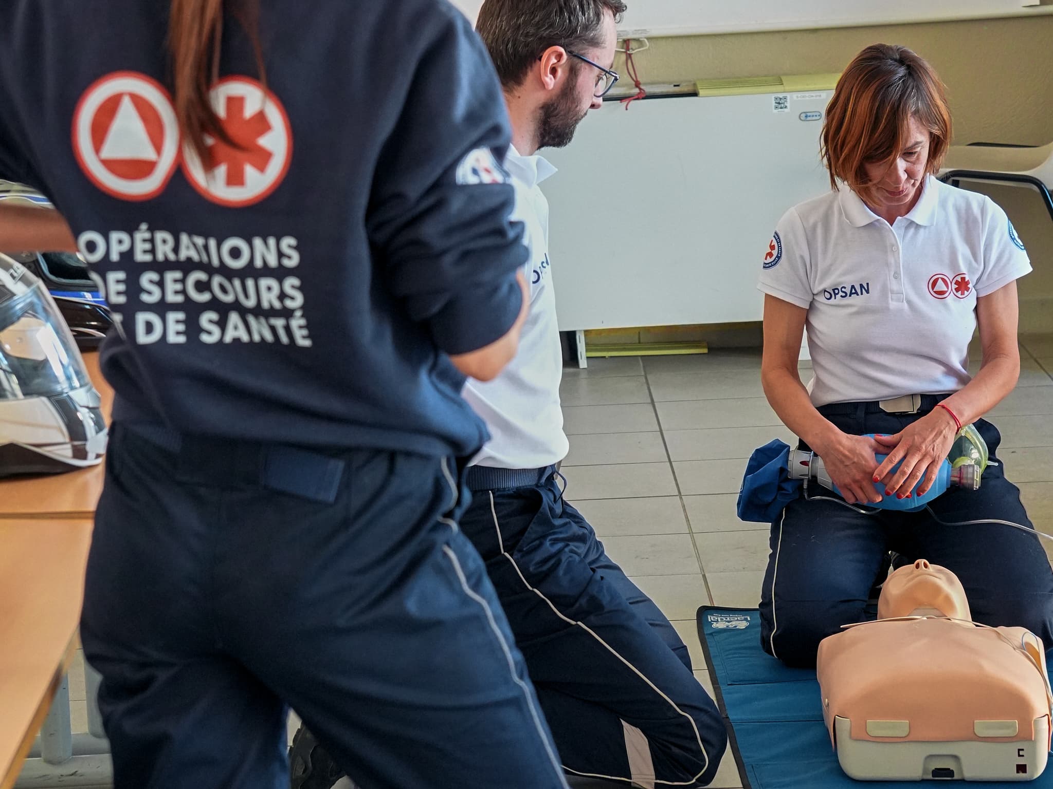 Bénévoles OPSAN en exercice de recyclage PSE — réanimation au ballon auto-remplisseur (BAVU) sur mannequin