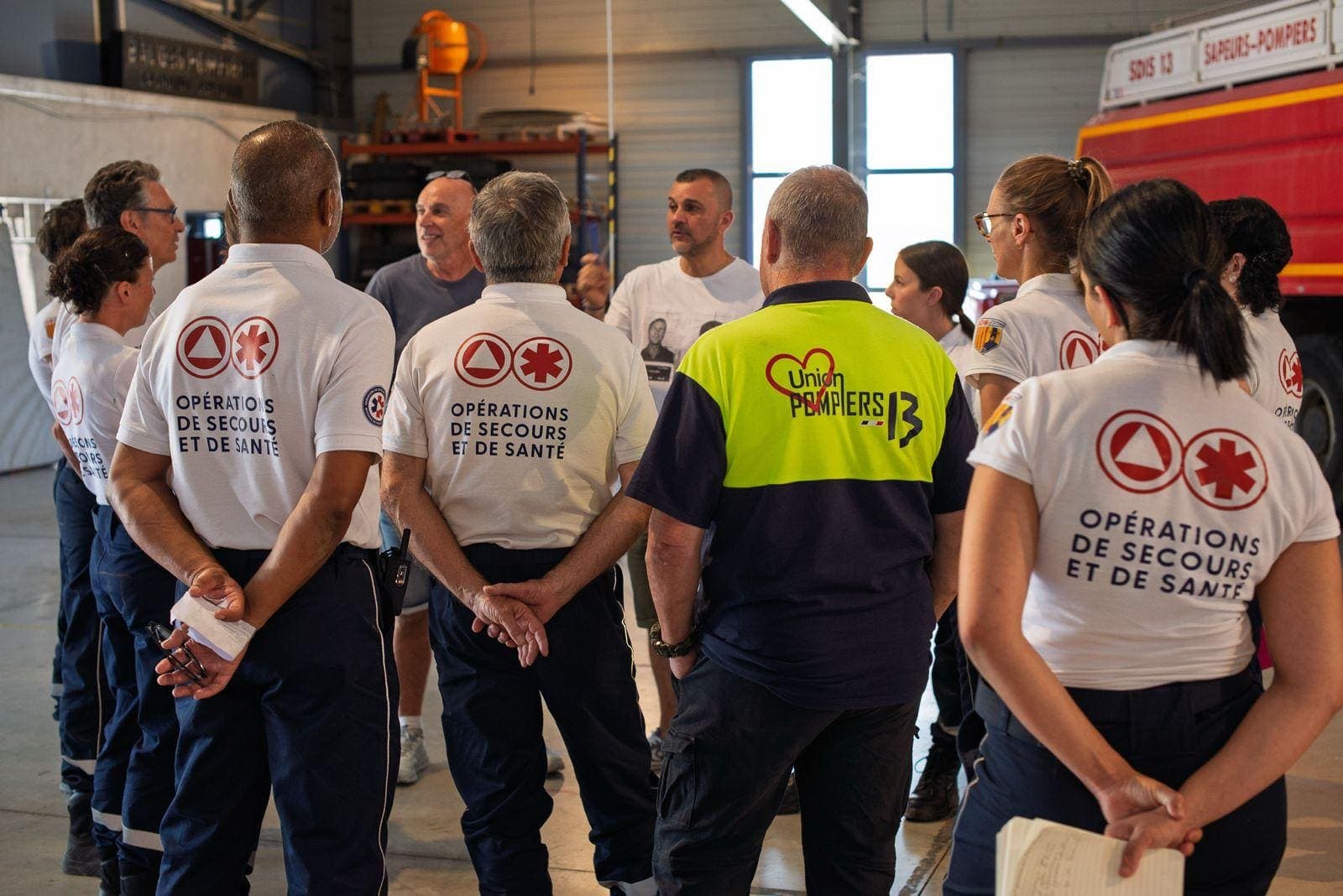 Secouristes OPSAN en briefing dans une caserne des Sapeurs-Pompiers des Bouches-du-Rhône