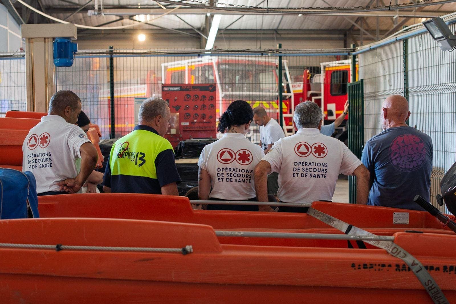 Bénévoles OPSAN et Union des Pompiers 13 devant les embarcations de secours d'un centre de secours