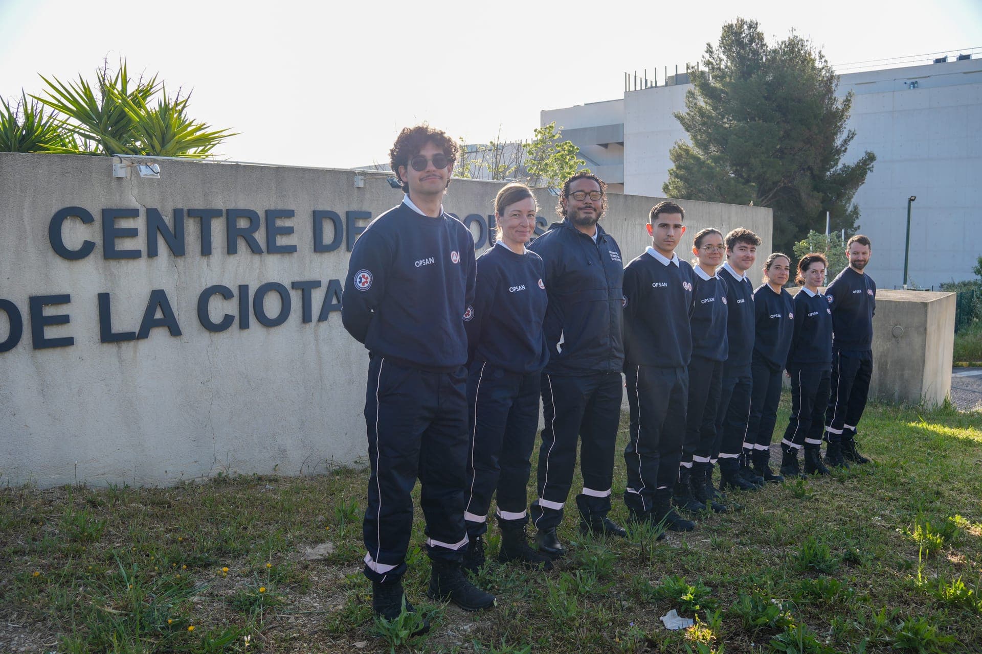 Équipe OPSAN alignée devant le portique du Centre de secours de La Ciotat