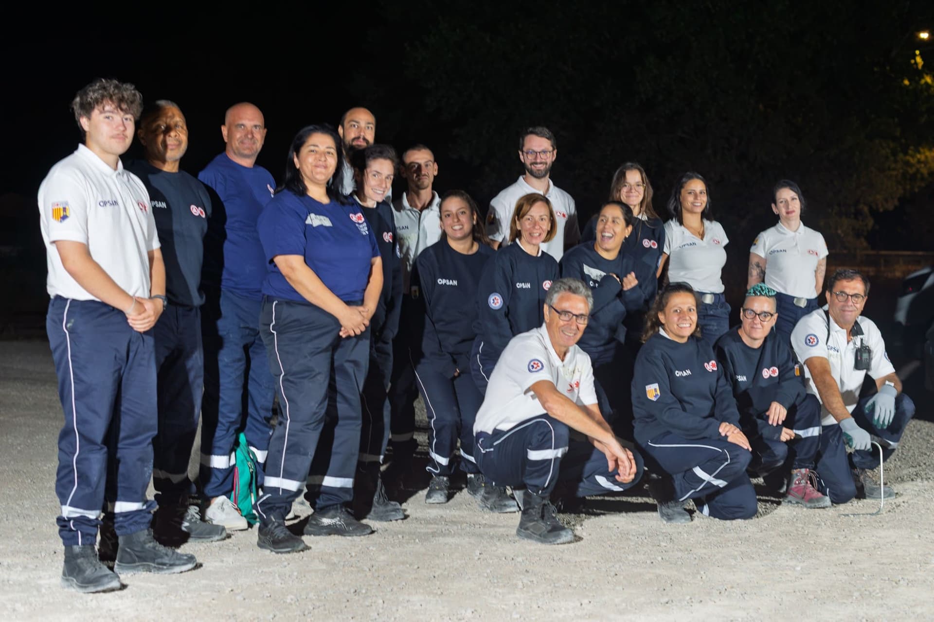 Photo de groupe des bénévoles OPSAN réunis de nuit à l'issue d'un exercice de secours