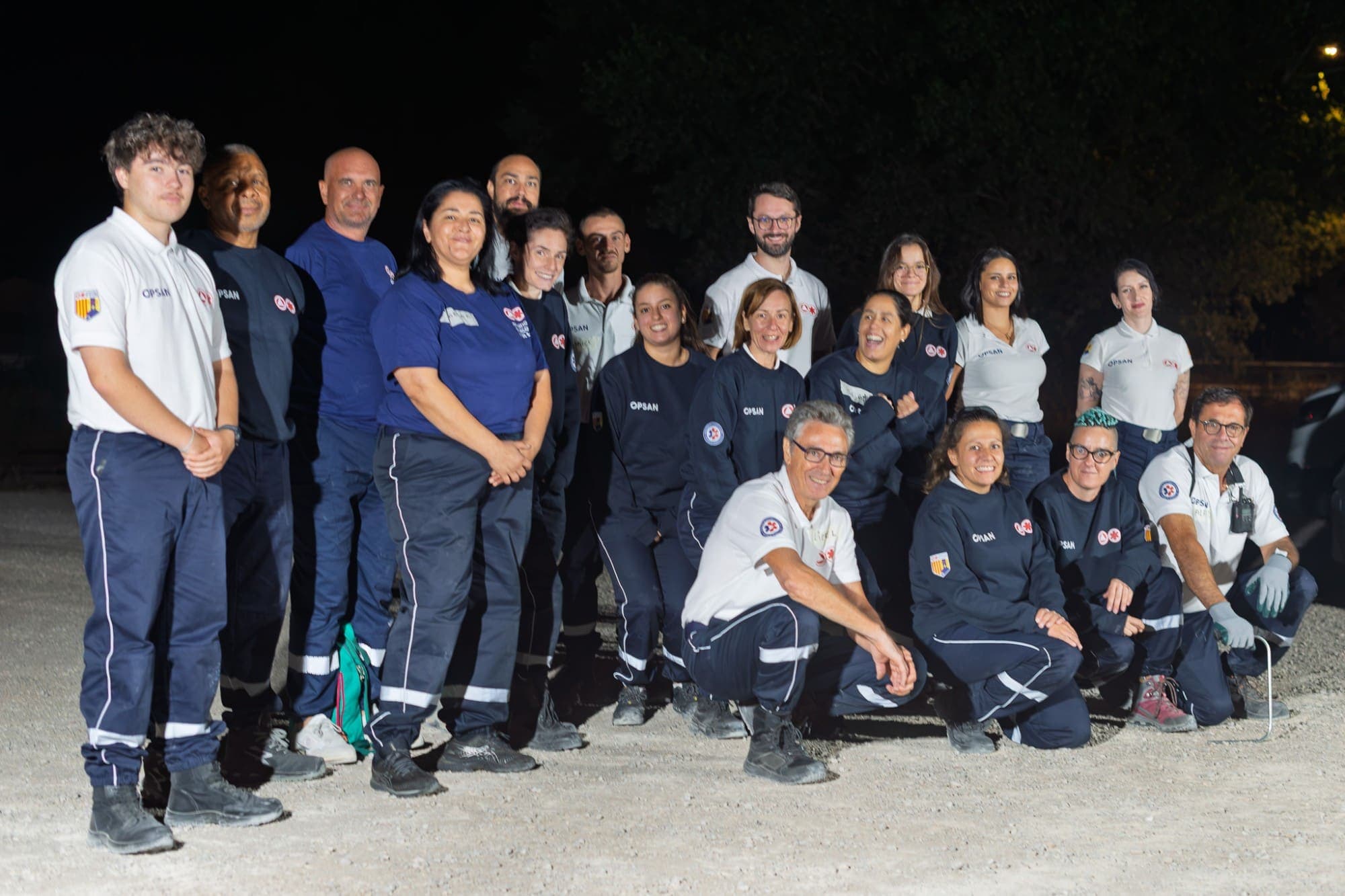 Photo de groupe des bénévoles OPSAN réunis de nuit à l'issue d'un exercice de secours
