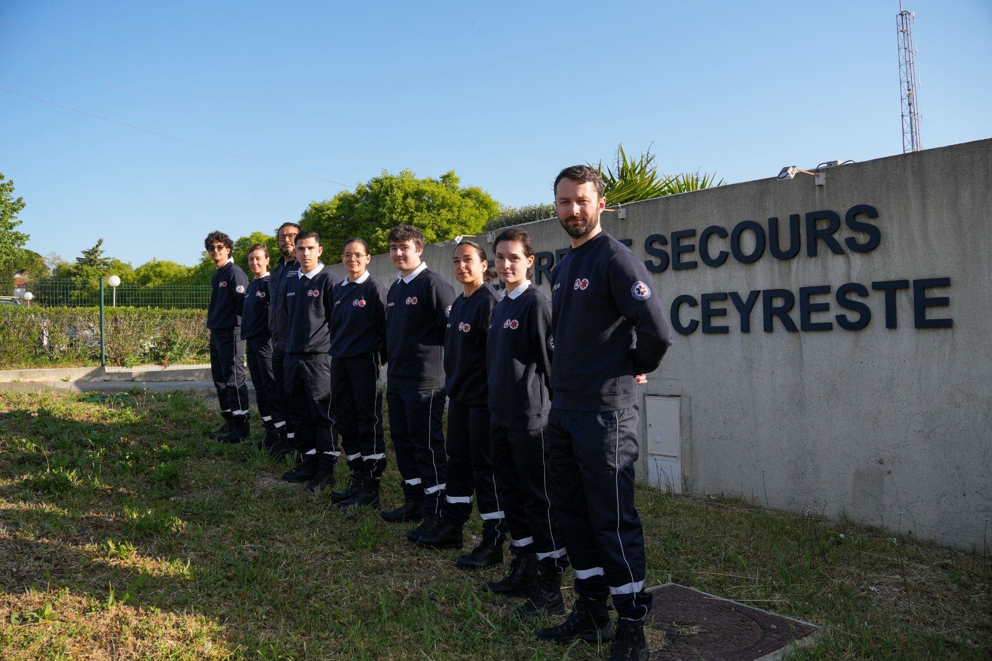 Équipe OPSAN en tenue alignée devant le mur du centre de secours de La Ciotat - Ceyreste