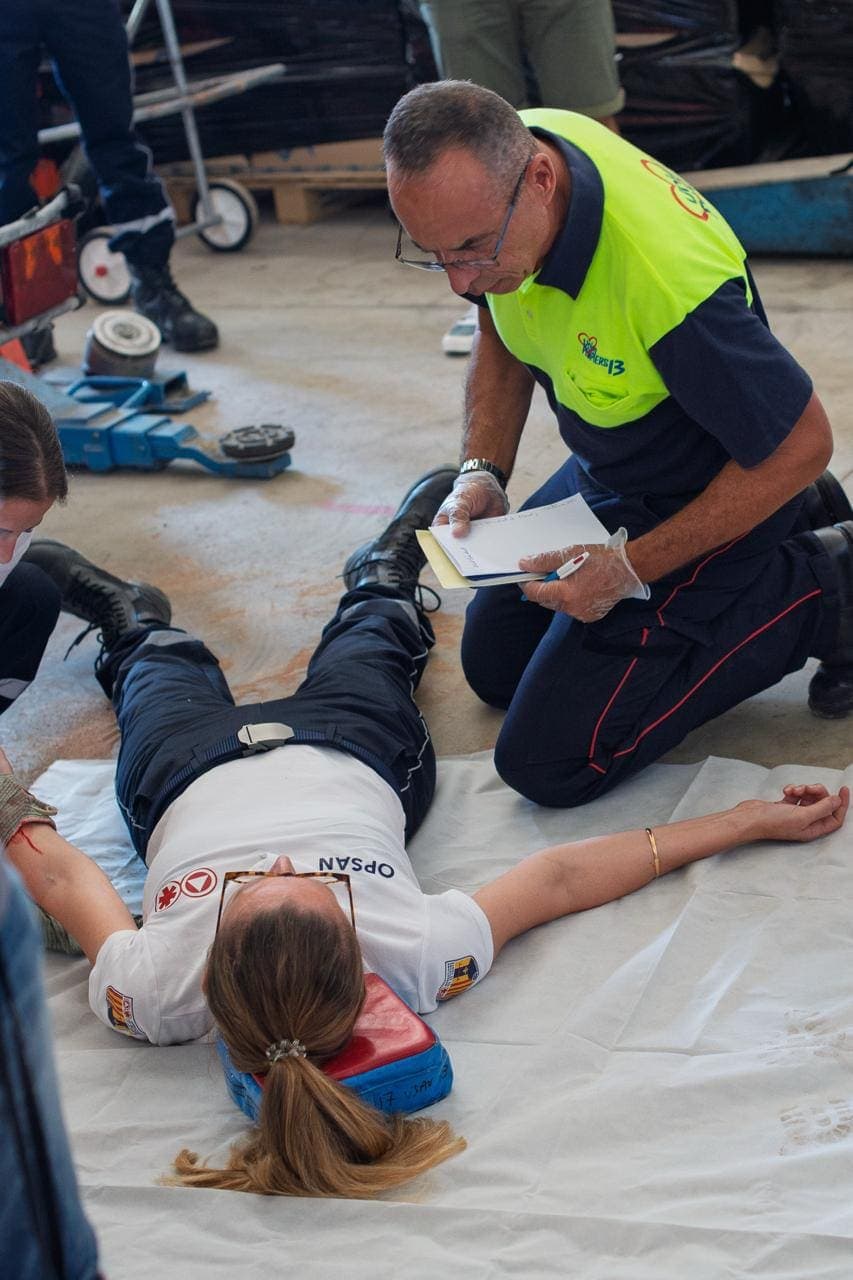 Formateur de l'Union des Pompiers 13 évaluant un exercice de prise en charge d'une victime au sol