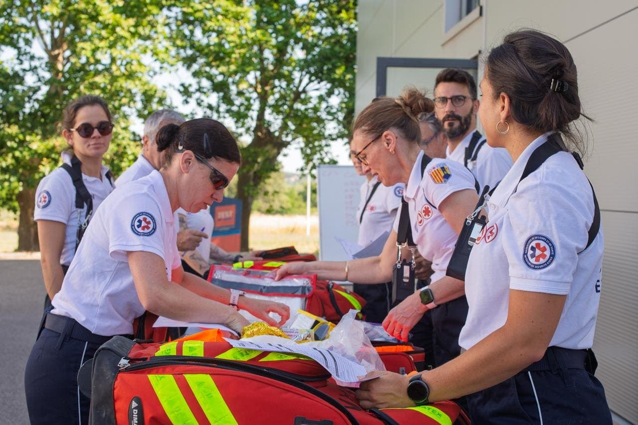 Secouristes OPSAN contrôlant le contenu des sacs d'intervention rouges avant une mission